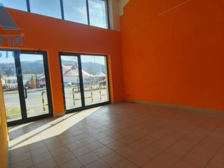 Negozio in Affitto a Chivasso, 1'600€, 88 m²