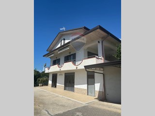 Casa Indipendente in Vendita a Castelvenere, 265'000€, 240 m²