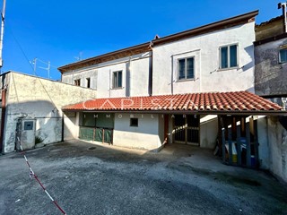 Casa Semi Indipendente in Vendita a Frisa, 59'000€, 300 m²