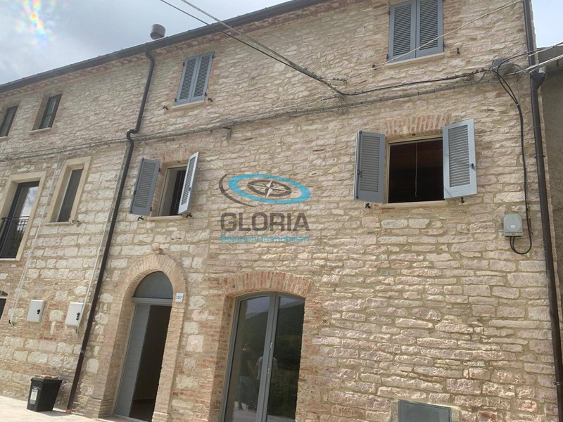Casa Indipendente in Vendita a Fabriano, 125'000€, 210 m²