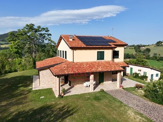 Villa in Vendita a Montefortino, 590'000€, 420 m²