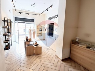 Immobile commerciale in Vendita a Napoli, 48'000€, 31 m²