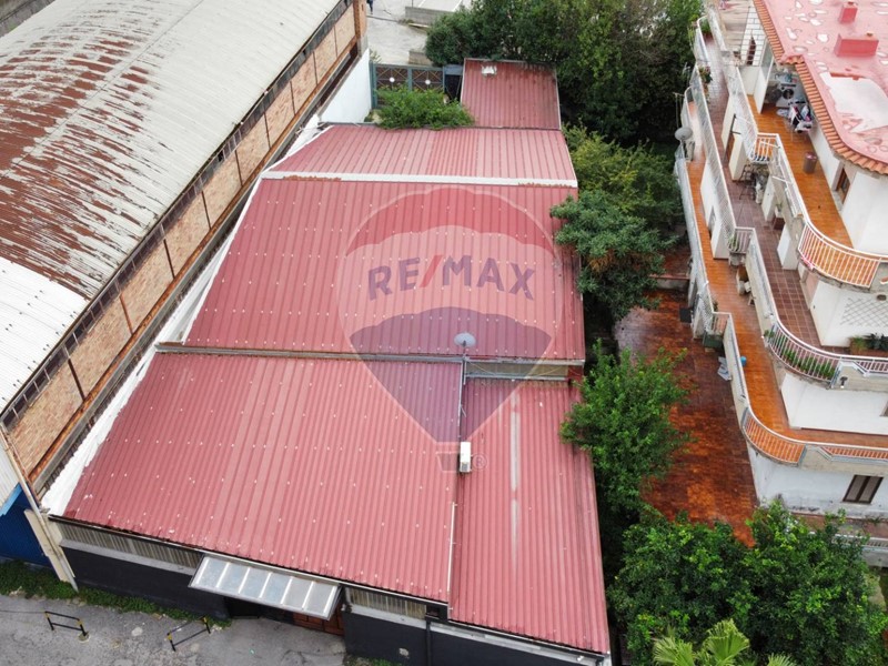 Capannone in Vendita a Nocera Inferiore, 490'000€, 350 m²
