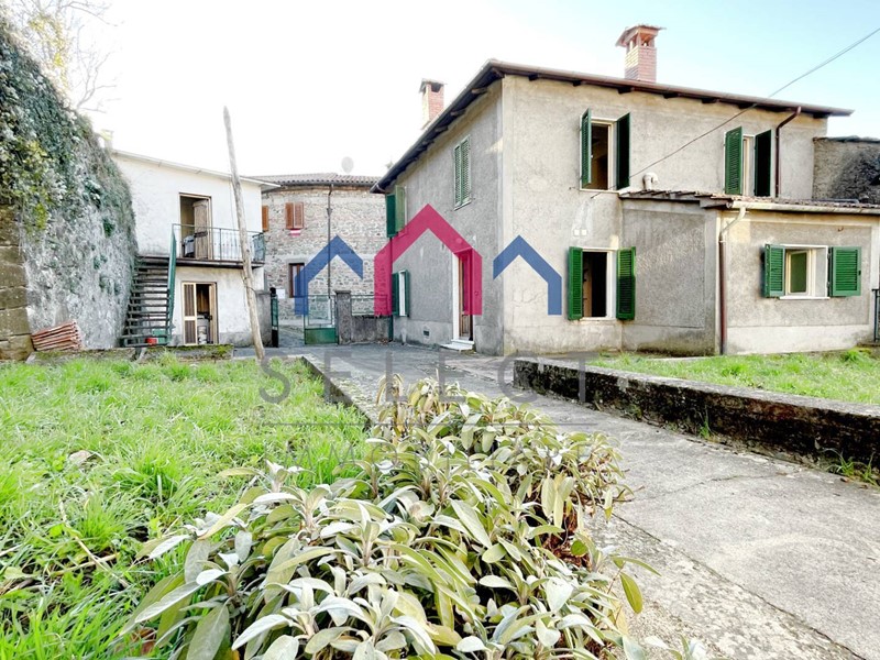 Casa Semi Indipendente in Vendita a Sillano Giuncugnano, 150'000€, 335 m²