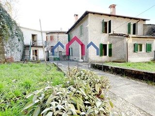 Casa Semi Indipendente in Vendita a Sillano Giuncugnano, 150'000€, 335 m²