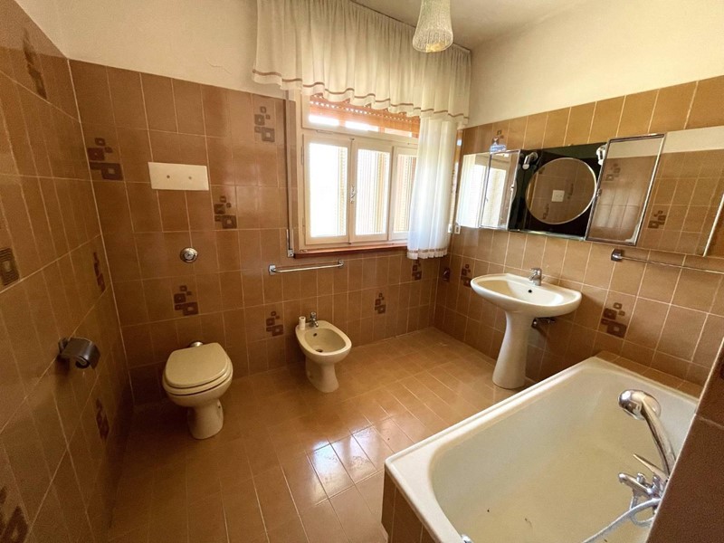 Villa bifamiliare in Vendita a Udine, 199'000€, 183 m², con Box