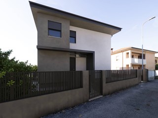 Villa in Vendita a Udine, 199'000€, 183 m², con Box