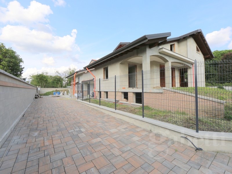 Villa in Vendita a Magnago, 350'000€, 270 m²