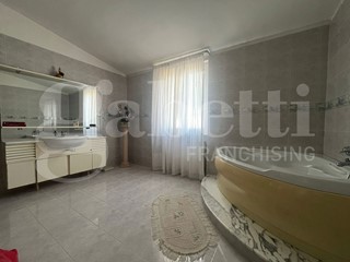 Villa in Vendita a Bellona, 270'000€, 433 m²