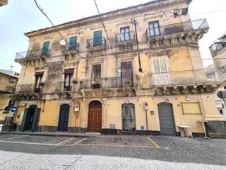 Quadrilocale in Vendita a Militello in Val di Catania, 65'000€, 120 m²