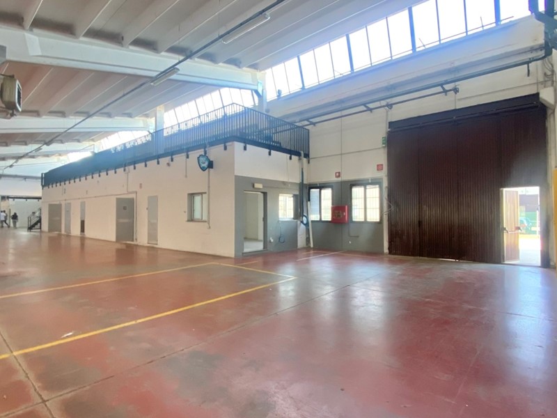 Capannone in Affitto a Castello d'Argile, 12'000€, 3914 m²