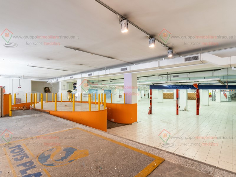 Immobile commerciale in Affitto a Siracusa, zona Adda Gelone Timoleonte, 15'000€, 2200 m²