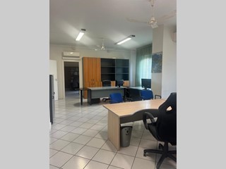 Ufficio in Affitto a Lucca, 2'000€, 210 m²