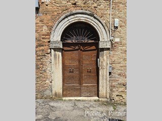 Appartamento in Vendita a Perugia, zona Centro storico, 195'000€, 170 m², con Box