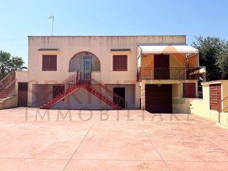 Villa in Vendita a Polignano a Mare, 350'000€, 195 m², con Box