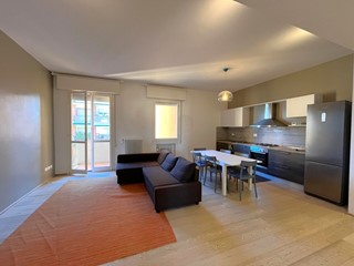 Bilocale in Affitto a Bologna, zona Ovest, 1'200€, 72 m², arredato