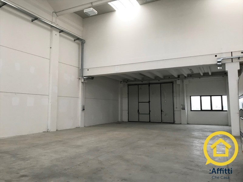 Capannone in Affitto a Longiano, 1'350€, 378 m²