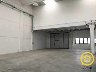Capannone in Affitto a Longiano, 1'350€, 378 m²