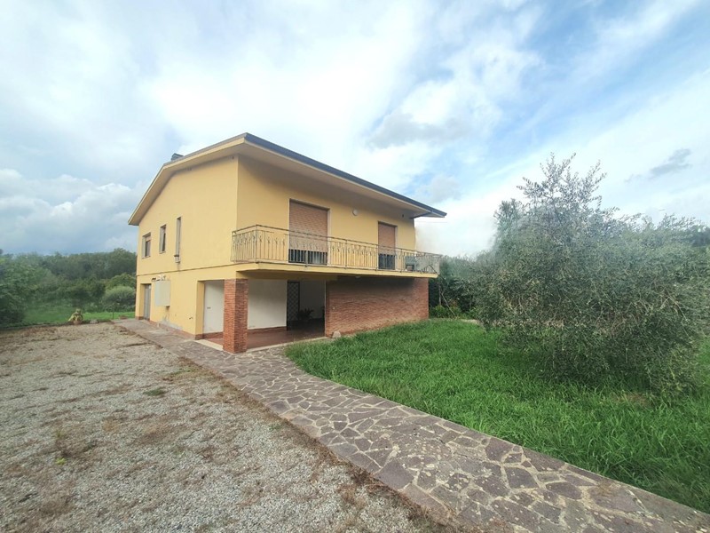 Villa in Vendita a Capannori, zona Massa Macinaia, 299'000€, 230 m², con Box