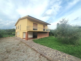 Villa in Vendita a Capannori, zona Massa Macinaia, 299'000€, 230 m², con Box