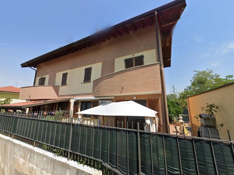Villa bifamiliare in Vendita a Nerviano, 147'750€, 148 m², con Box