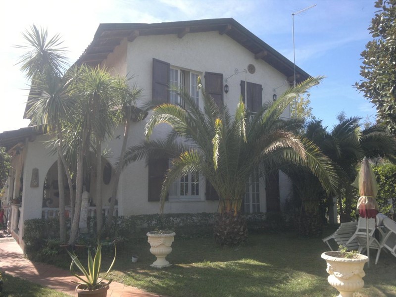 Villa bifamiliare in Vendita a Montignoso, zona Cinquale, 400'000€, 150 m², arredato