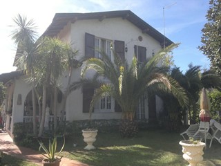 Villa bifamiliare in Vendita a Montignoso, zona Cinquale, 400'000€, 150 m², arredato