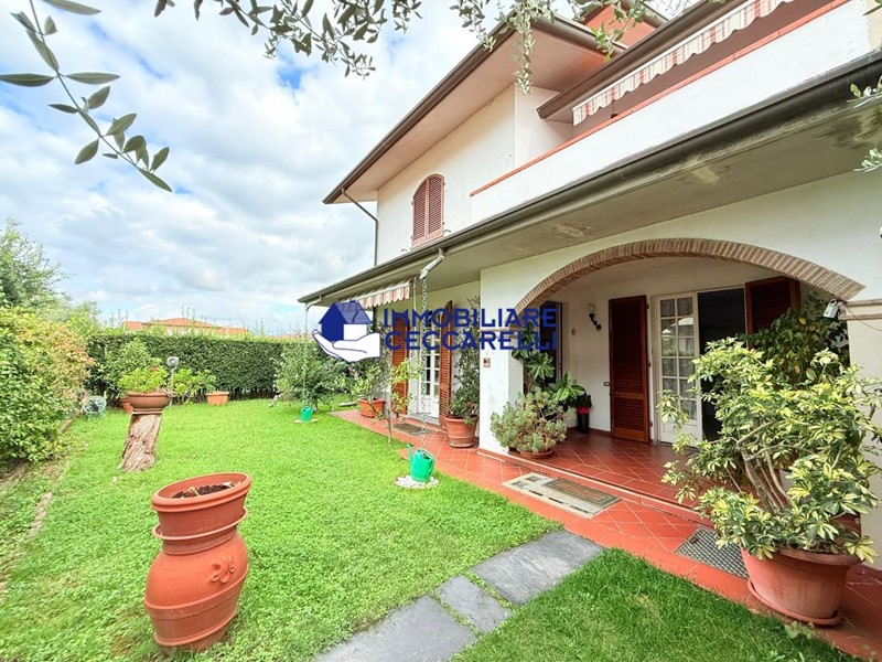 Villa bifamiliare in Vendita a Massa, zona Marina di Massa, 640'000&euro;, 220 m², arredato