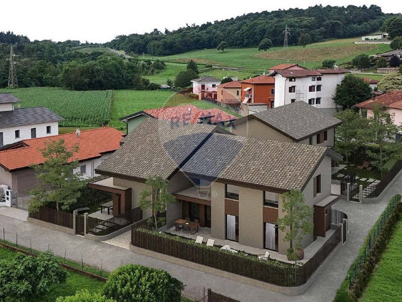 Villa in Vendita a Arcisate, 475'000€, 180 m²