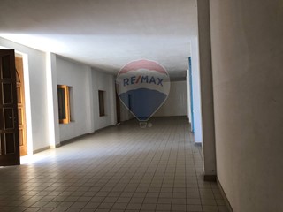 Immobile commerciale in Affitto a Benevento, 980€, 125 m²
