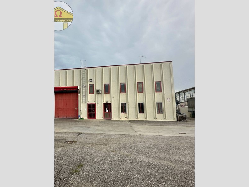 Capannone in Vendita a Villorba, 700'000€, 1800 m²