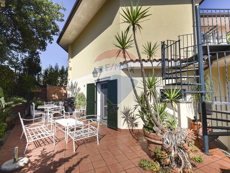 Villa in Vendita a Zafferana Etnea, 345'000&euro;, 275 m²