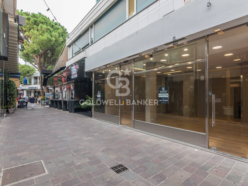 Negozio in Affitto a Riccione, 6'250€, 120 m²
