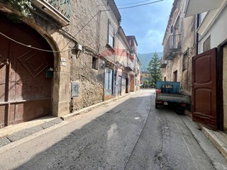 Casa Indipendente in Vendita a San Felice a Cancello, 128'000€, 348 m²