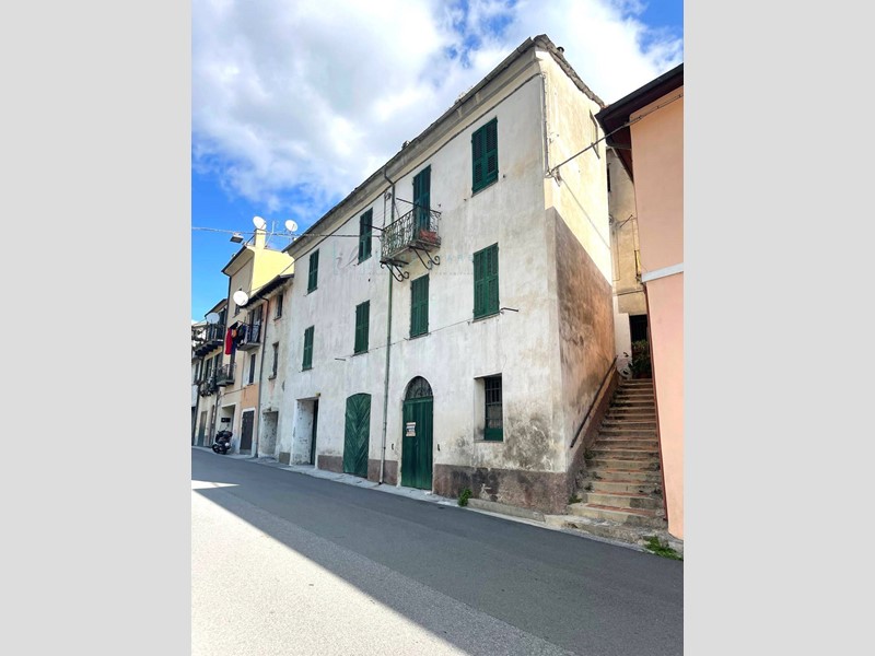 Rustico in Vendita a Pieve di Teco, 90'000€, 280 m², con Box