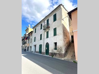 Rustico in Vendita a Pieve di Teco, 90'000€, 280 m², con Box