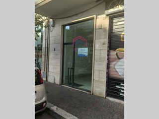 Negozio in Affitto a Pomezia, 1'100€, 40 m²