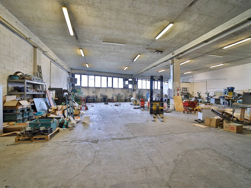 Capannone in Vendita a Brugherio, 215'000€, 400 m²