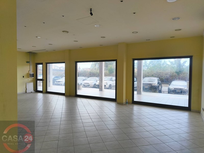 Immobile commerciale in Affitto a Latina, 800€, 118 m²