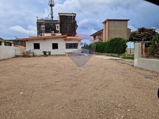 Attività commerciale in Affitto a Minturno, 950&euro;, 70 m²