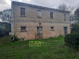 Rustico in Vendita a Monterubbiano, 130'000€, 140 m²