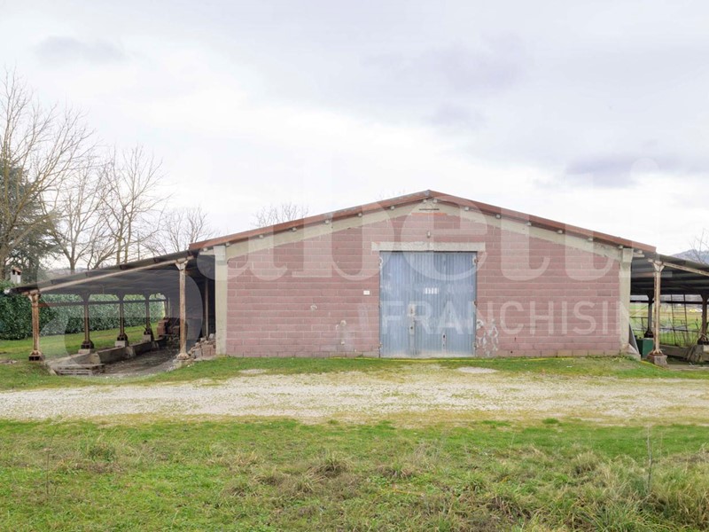 Capannone in Vendita a Gubbio, 57'000&euro;, 260 m²