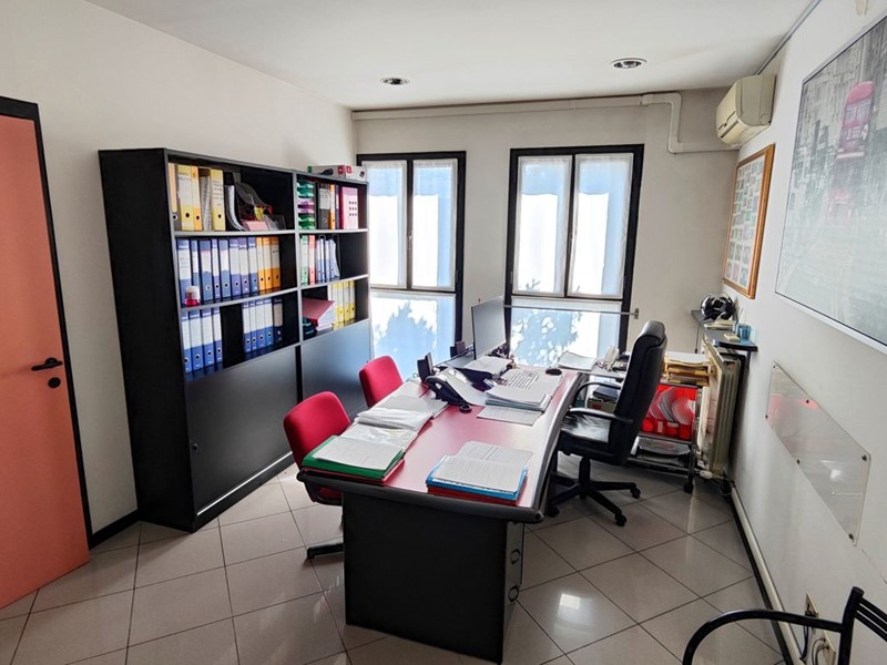 Ufficio in Vendita a Piacenza, 240'000€, 244 m²