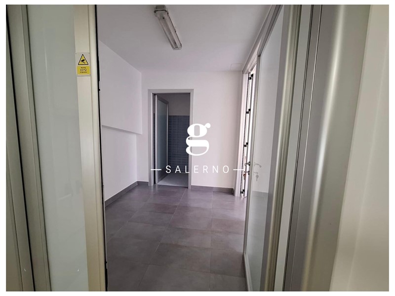 Ufficio in Affitto a Salerno, 1'250€, 115 m²