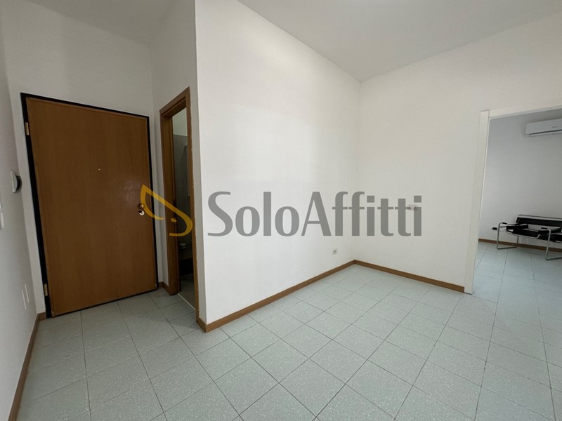 Ufficio in Affitto a Latina, 450€, 40 m²