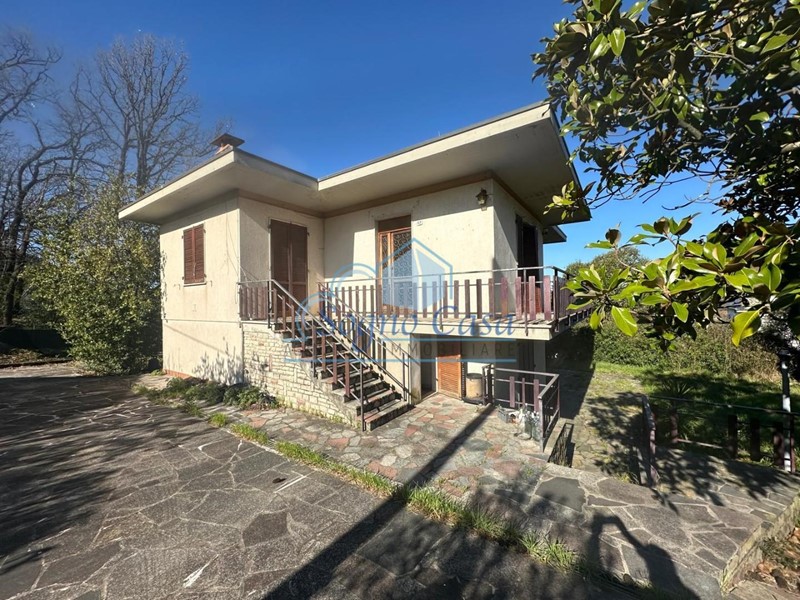 Villa in Vendita a Castelnuovo Magra, 260'000€, 240 m²