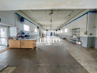 Capannone in Vendita a Massarosa, 395'000€, 1600 m²