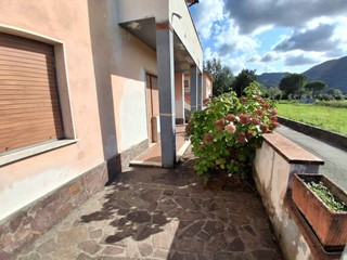 Appartamento in Vendita a Lucca, zona San Donato, 190'000€, 100 m², con Box