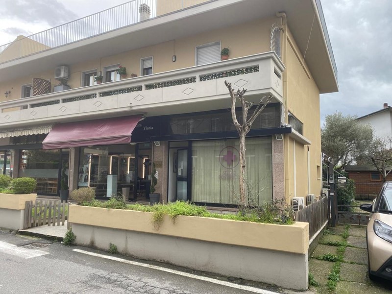 Immobile commerciale in Vendita a Massa, zona Quercioli, 85'000€, 50 m²