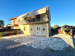 Casale in Vendita a Castelfranco di Sotto, zona Orentano, 230'000€, 140 m², con Box